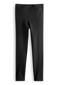 Schwarze, figurbetonte Damenhose mit vorderem Nahtdesign, flachem Bund und knöchellanger Passform auf einem weißen Hintergrund.