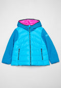 Gepolsterte Jacke mit Kapuze, ausgestattet mit einer leuchtend blauen Außenschicht und einem pinken Innenfutter. Enthält mit Reißverschlüssen versehene Taschen und ein Chevron-Steppdesign.