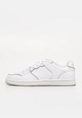 Weißer Sneaker mit niedrigem Schaft, perforierter Spitze, Schnürverschluss und hellgrauer Sohle, von der Innenseite auf weißem Hintergrund gezeigt.