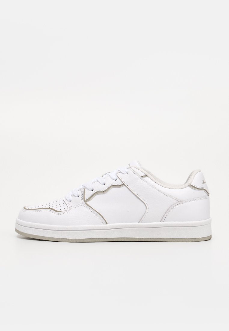 Weißer Sneaker mit niedrigem Schaft, perforierter Spitze, Schnürverschluss und hellgrauer Sohle, von der Innenseite auf weißem Hintergrund gezeigt.