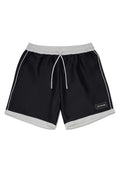 Schwarze leichte Shorts mit einem elastischen Taillenbund, weißem Kordelzug, seitlichen Taschen und kontrastierendem weißen Paspel entlang des Saums und der Seiten.