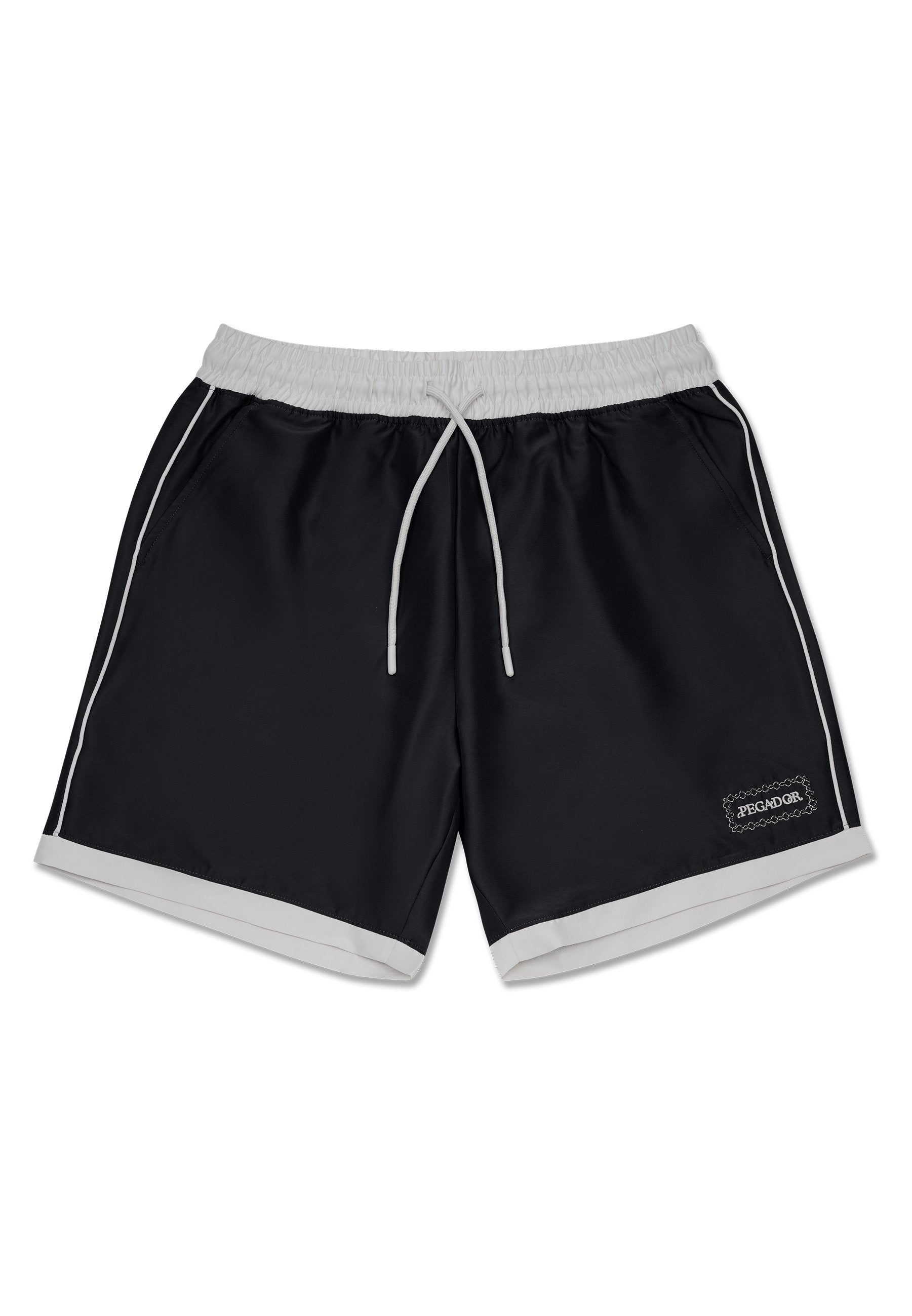 Schwarze leichte Shorts mit einem elastischen Taillenbund, weißem Kordelzug, seitlichen Taschen und kontrastierendem weißen Paspel entlang des Saums und der Seiten.