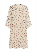 Blumendruckkleid in hellem Beige, mit V-Ausschnitt und Dreiviertelärmel. Hergestellt aus leichtem Stoff mit glatter Textur.