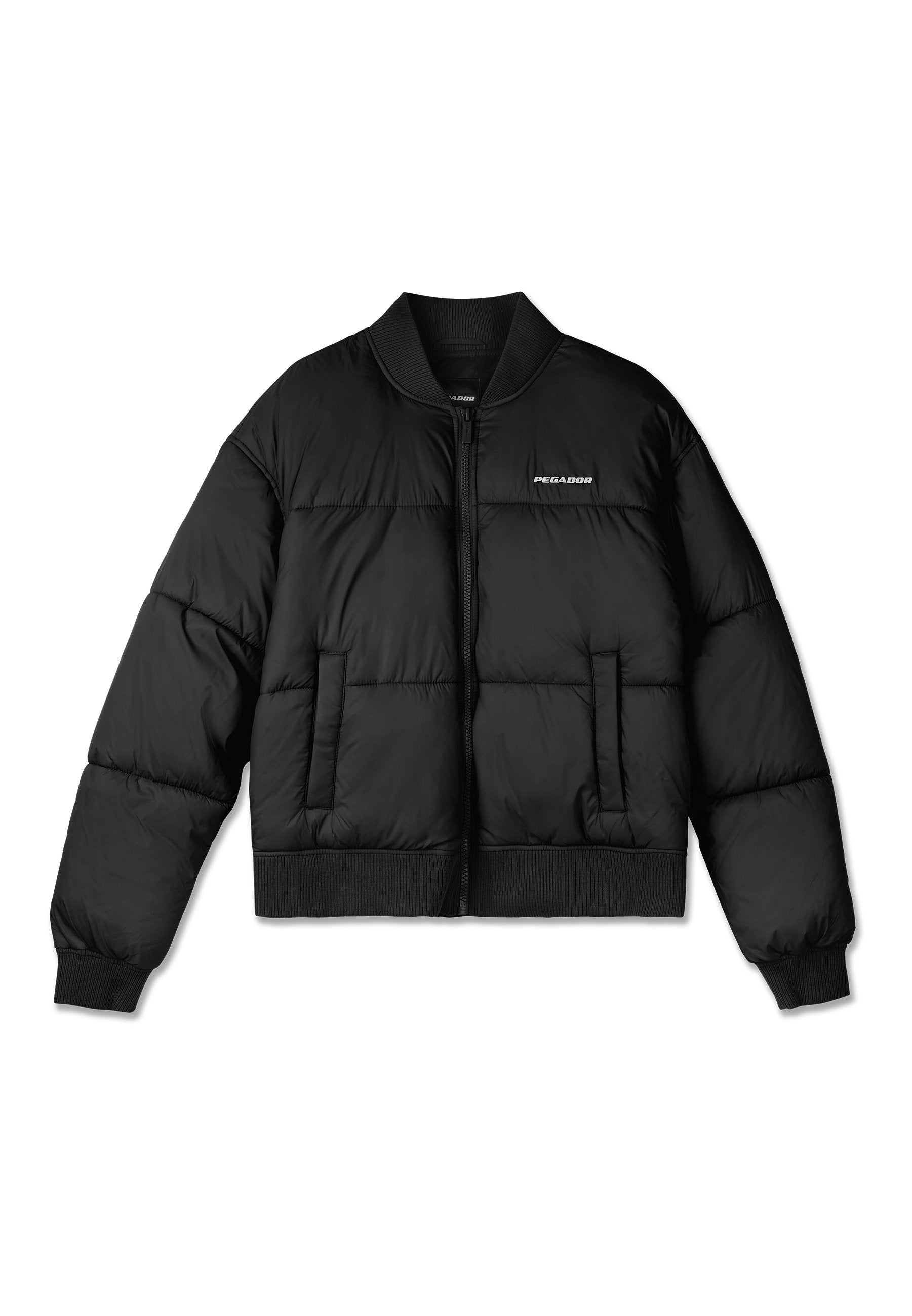 Schwarze Pufferjacke mit einem cropped Design, geripptem Kragen und Bündchen, Frontreißverschluss und zwei seitlichen Taschen. Verfügt über ein dezentes Logo auf der Brust.