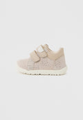 Beiger Kleinkind-Sneaker mit zwei Klettverschlüssen, perforierten Wildlederseiten, gepolstertem Kragen und weißer Gummisohle.