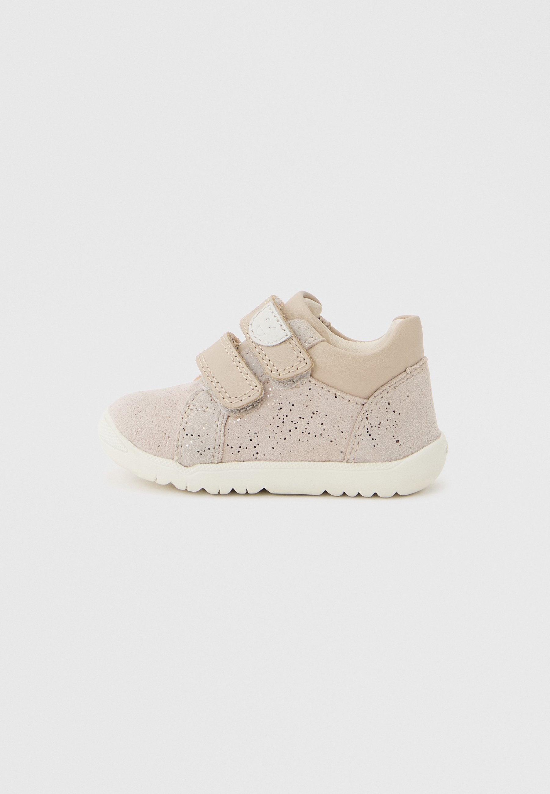Beiger Kleinkind-Sneaker mit zwei Klettverschlüssen, perforierten Wildlederseiten, gepolstertem Kragen und weißer Gummisohle.