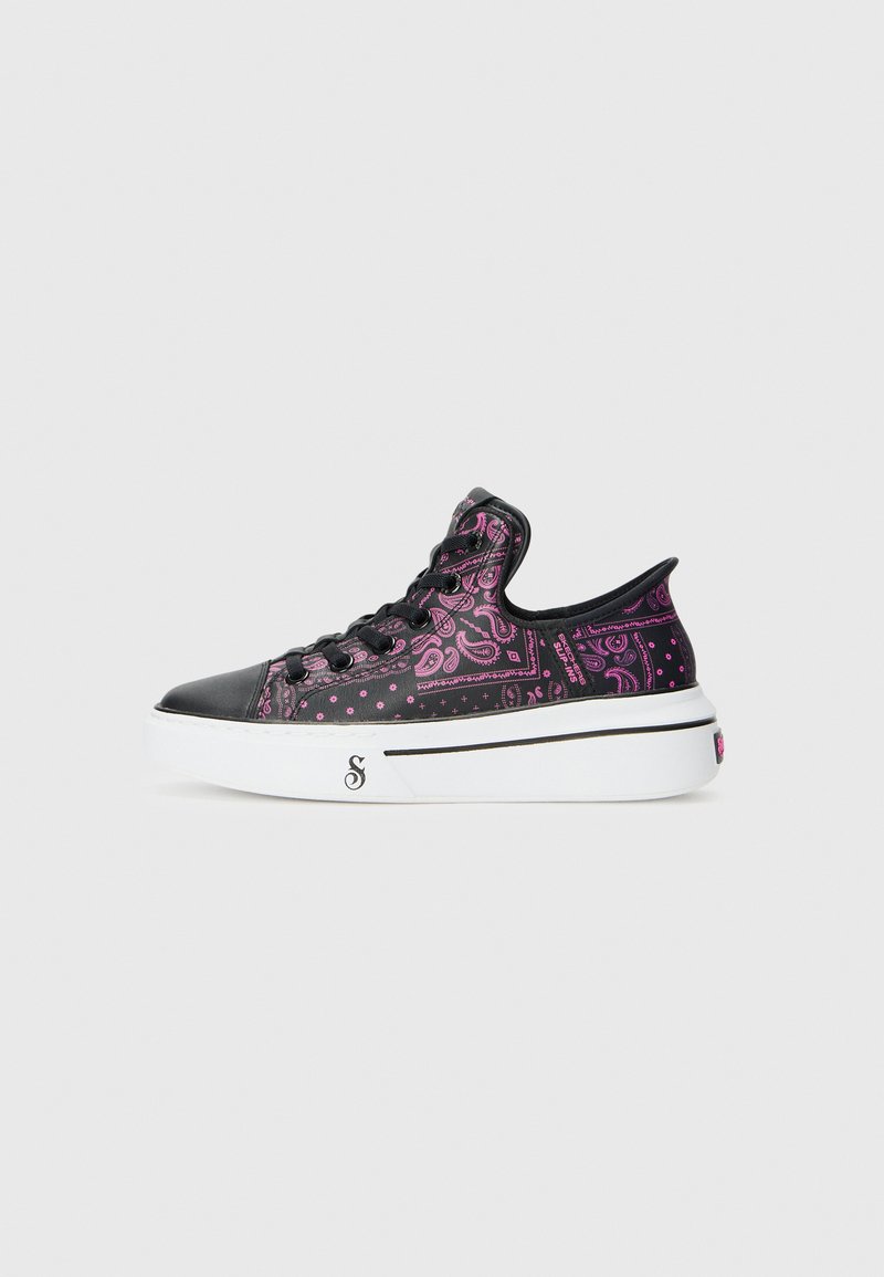 Sneaker mit einem Obermaterial aus schwarzem Leder, das mit pinken Paisleymustern verziert ist, weißer Plattformsohle und schwarzen Schnürsenkeln. Auffälliges Logo an der Seite.