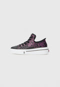 Sneaker mit einem Obermaterial aus schwarzem Leder, das mit pinken Paisleymustern verziert ist, weißer Plattformsohle und schwarzen Schnürsenkeln. Auffälliges Logo an der Seite.