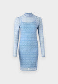 Blaues langärmliges Kleid aus transparentem Stoff mit einem ganzflächigen, wiederholten "HUGO"-Logo-Muster, hohem Kragen und taillierter Silhouette.