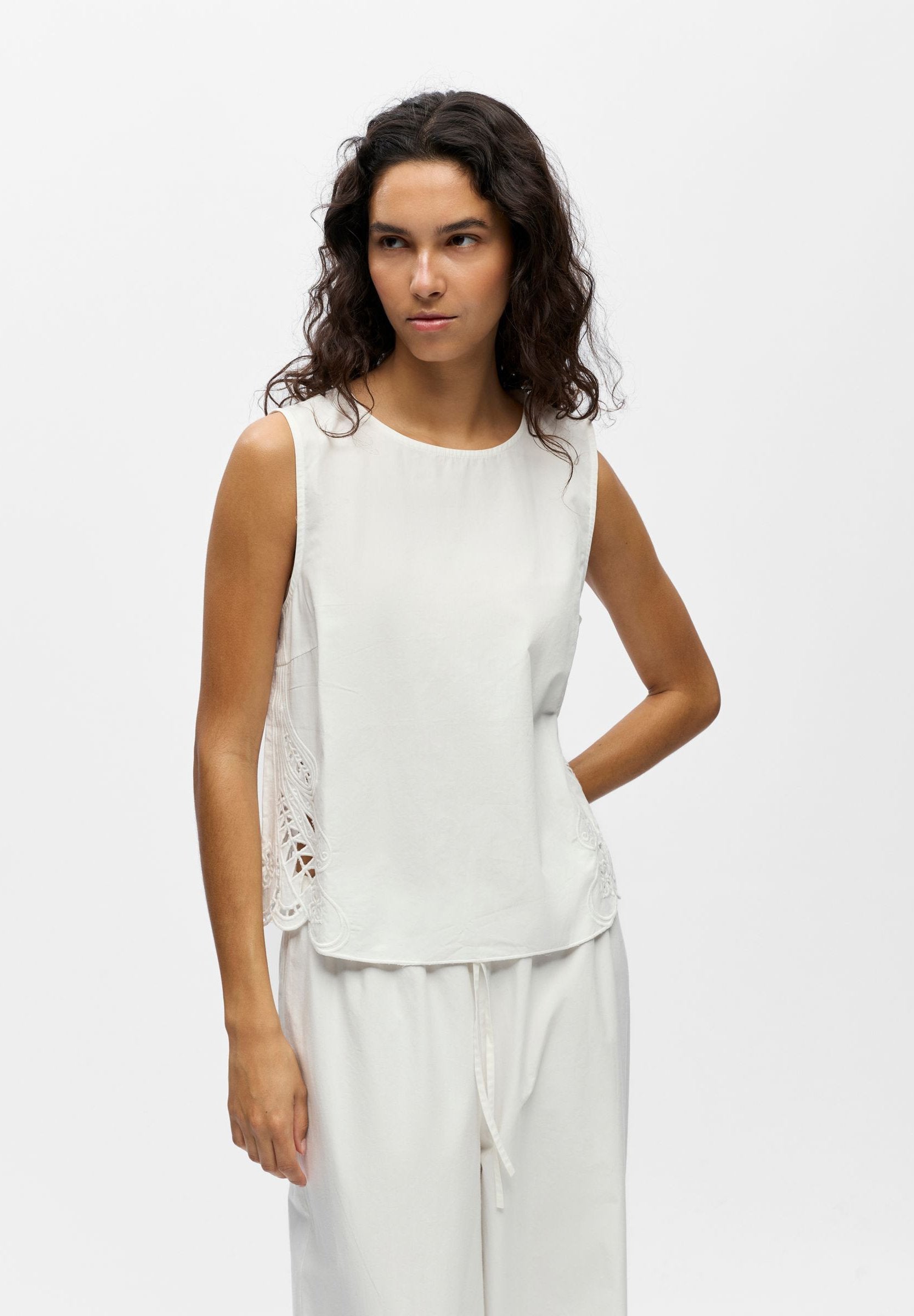 Object Sleeveless Detailed