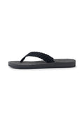 Schwarze Flip-Flops mit einem geflochtenen Riemen, einem strukturierten Schaumstofffußbett mit Blattmuster und einer flachen Gummisohle. Leichtes Design.