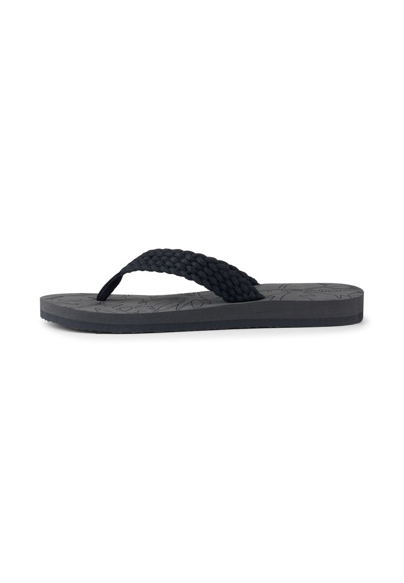 Schwarze Flip-Flops mit einem geflochtenen Riemen, einem strukturierten Schaumstofffußbett mit Blattmuster und einer flachen Gummisohle. Leichtes Design.