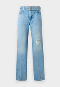 Helle blaue Denim-Jeans mit weitem Bein, die zerfranste Details an den Knien und ein klassisches Fünf-Taschen-Design mit Gürtelschlaufen aufweisen.