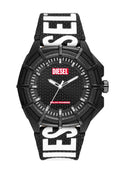 Schwarze Diesel-Armbanduhr mit strukturiertem Zifferblatt, weißen Stunden- und Minutenzeigern, rotem "Diesel" und "Solar Powered" Schriftzug und schwarzem Armband mit großen weißen Buchstaben.