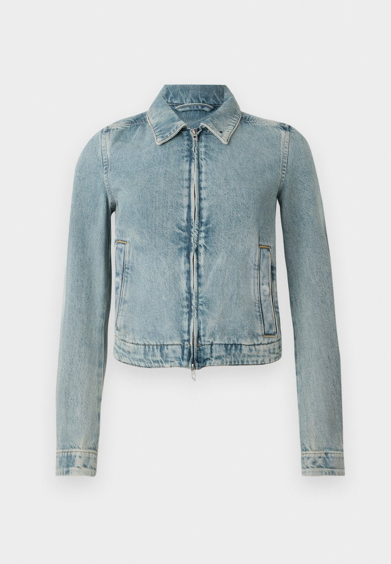 Helle blaue, gekürzte Jeansjacke mit langen Ärmeln, vorderem Reißverschluss, zwei Seitentaschen und klassischem Kragen.