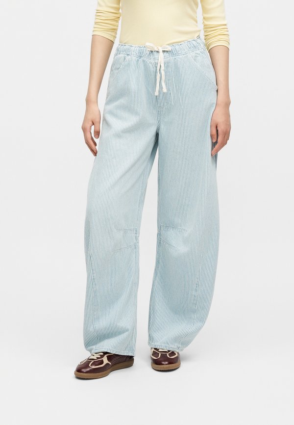 Gap Tall HORSESHOE EASY RAILROAD STRIPE
