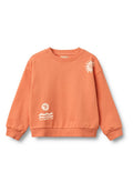 Pfirsichfarbener Pullover mit legerer Passform, gerippten Bündchen und Saum. Weißes Sonnen- und Wellenmuster auf der Vorderseite. Material aus Baumwollmischung.