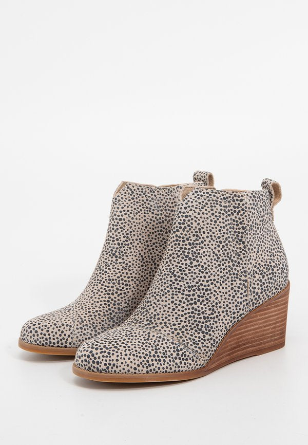 TOMS CLARE