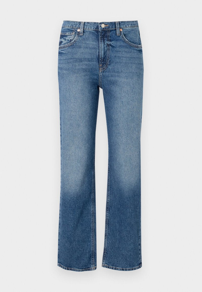 Klassische blaue Jeans mit geradem Bein, Verblassungsdetails und Kupferbeschlägen. Hergestellt aus Denim mit einer glatten Textur.