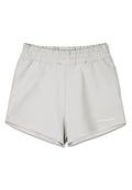 Hellgraue Sportshorts mit einem elastischen Bund, glatter Textur, seitlichen Taschen und dem Logo "PEGA DOR" an der unteren Vorderseite.