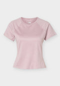 Hellrosa Damen-T-Shirt mit kurzen Ärmeln, Rundhalsausschnitt und Raglanärmeln, schlichtes Design, auf flachem weißem Hintergrund dargestellt.