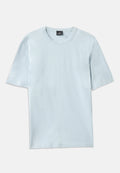 Himmelblaues Baumwoll-T-Shirt mit einem Rundhalsausschnitt und kurzen Ärmeln. Der Stoff hat eine glatte Textur und ein legeres Schnittdesign.