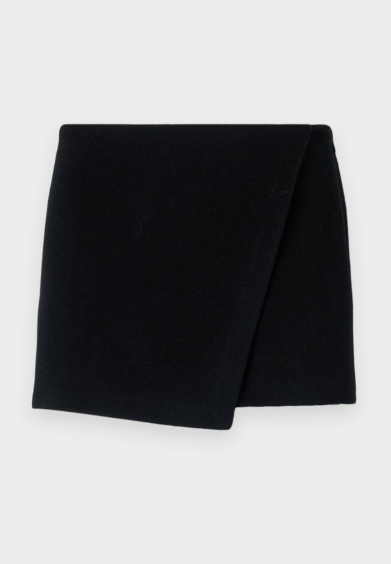 Schwarzer Wollschal, rechteckige Form, weiche Textur, gefaltet mit sauberen Kanten, minimalistisches Design, geeignet für Wärme und zum Schichten.