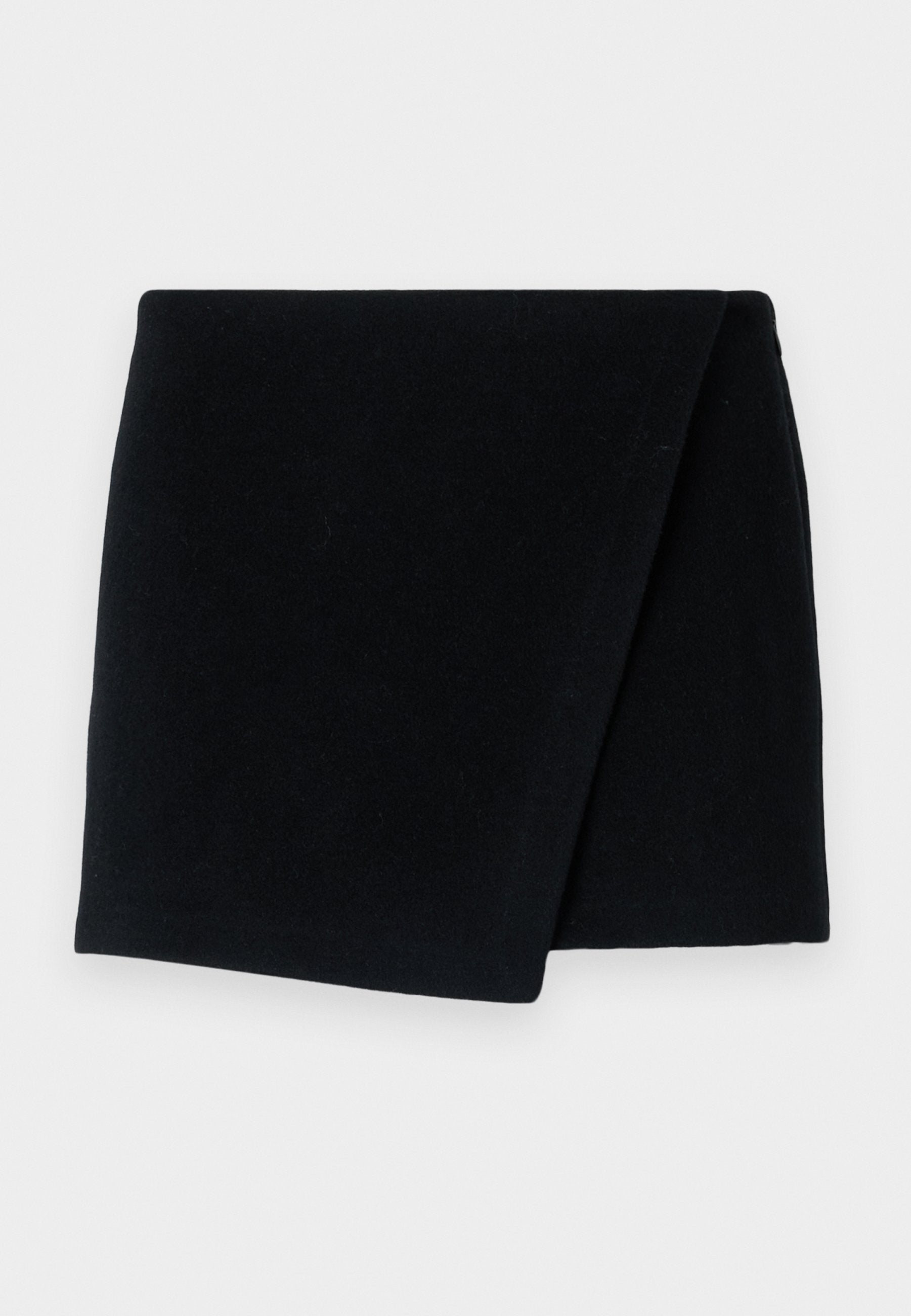 Schwarzer Wollschal, rechteckige Form, weiche Textur, gefaltet mit sauberen Kanten, minimalistisches Design, geeignet für Wärme und zum Schichten.