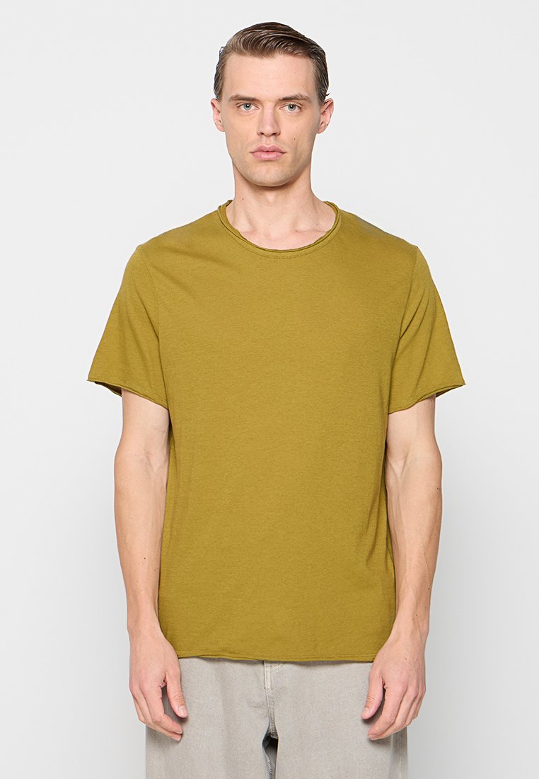 Olivegrünes T-Shirt mit kurzen Ärmeln aus weichem Baumwollstoff, mit einem Rundhalsausschnitt und einer lockeren Passform, abgebildet an einem männlichen Modell vor einem schlichten Hintergrund.