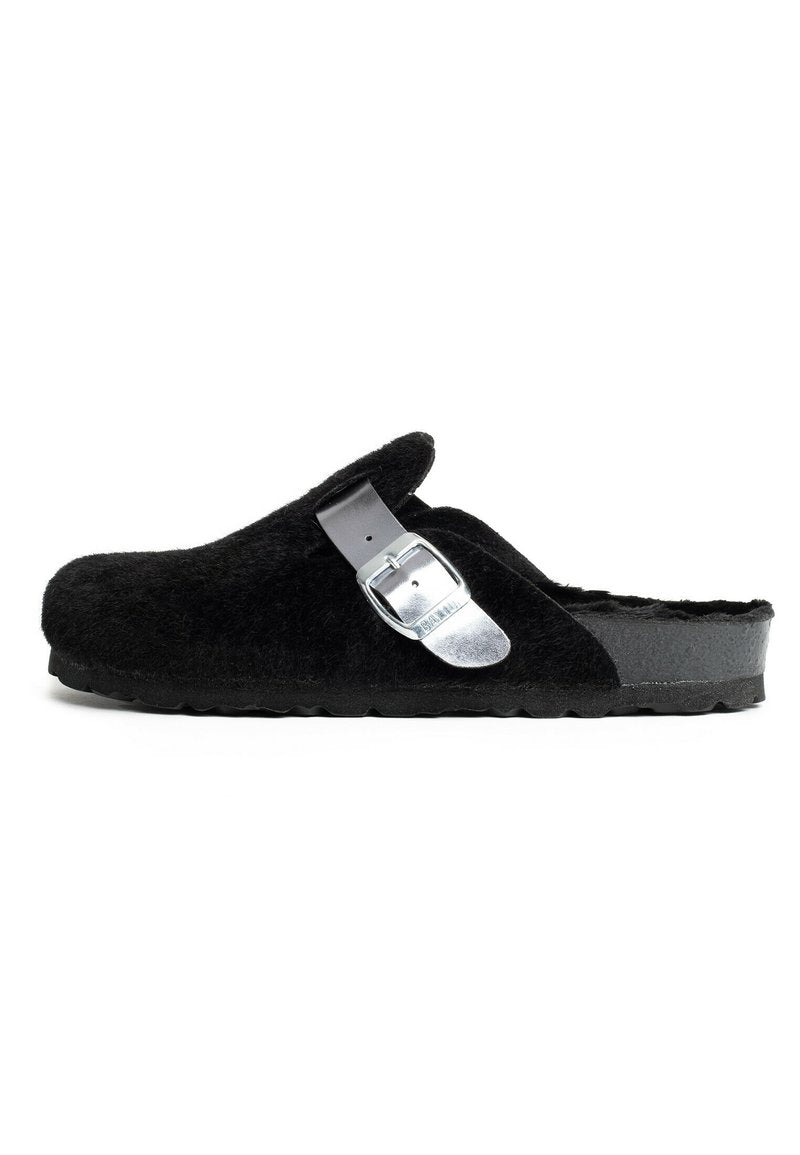 Schwarze Wolle Clogs mit strukturiertem Oberflächenmaterial, ausgestattet mit einem silbernen Schnallenriemen und einer strapazierfähigen Gummisohle, entworfen für einfaches Hineinschlüpfen.
