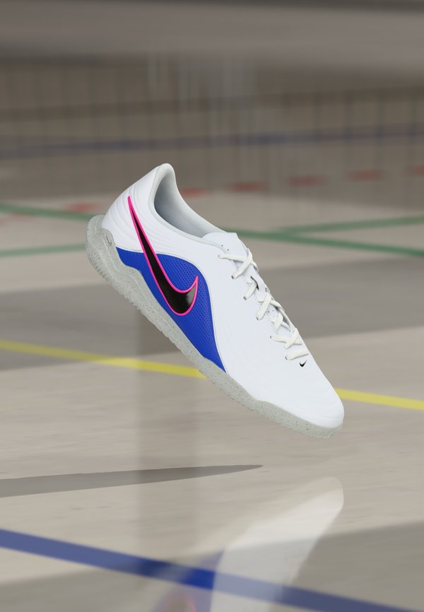 Nike Performance TIEMPO MAESTRO CLUB IC - Indoor football boots - white/black/racer blue/pink blast