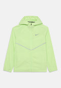 Hellgrüne Nike Laufjacke mit Kapuze, durchgehendem Frontreißverschluss, langen Ärmeln, reflektierenden Details und Nike-Logo auf der Brust.