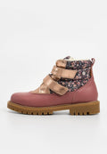 Rosa Leder-Stiefeletten mit metallisch roségoldenen Riemen, Obermaterial aus floralem Stoff, dicker brauner Gummisohle und weichem Futter für Wärme.