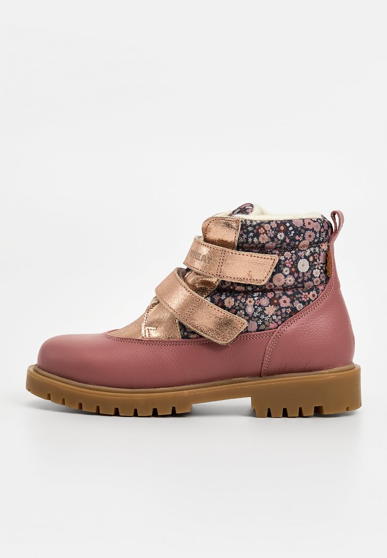 Rosa Leder-Stiefeletten mit metallisch roségoldenen Riemen, Obermaterial aus floralem Stoff, dicker brauner Gummisohle und weichem Futter für Wärme.