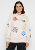 Beige Kapuzenpullover mit großer Fronttasche, Kordelzugkapuze und verschiedenen Grafiken in Orange, Blau, Schwarz und Weiß.
