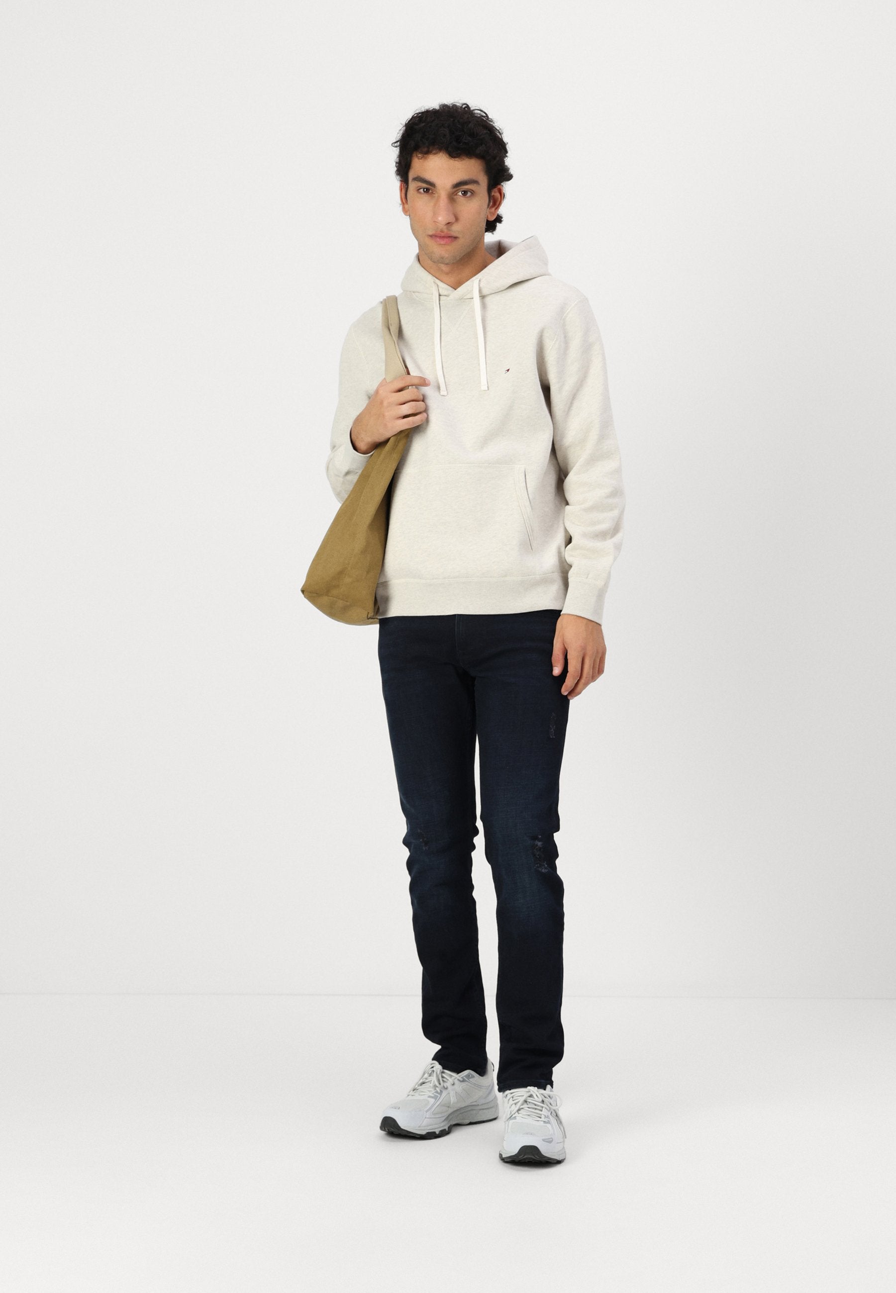 SEASONAL HOODY Media 2