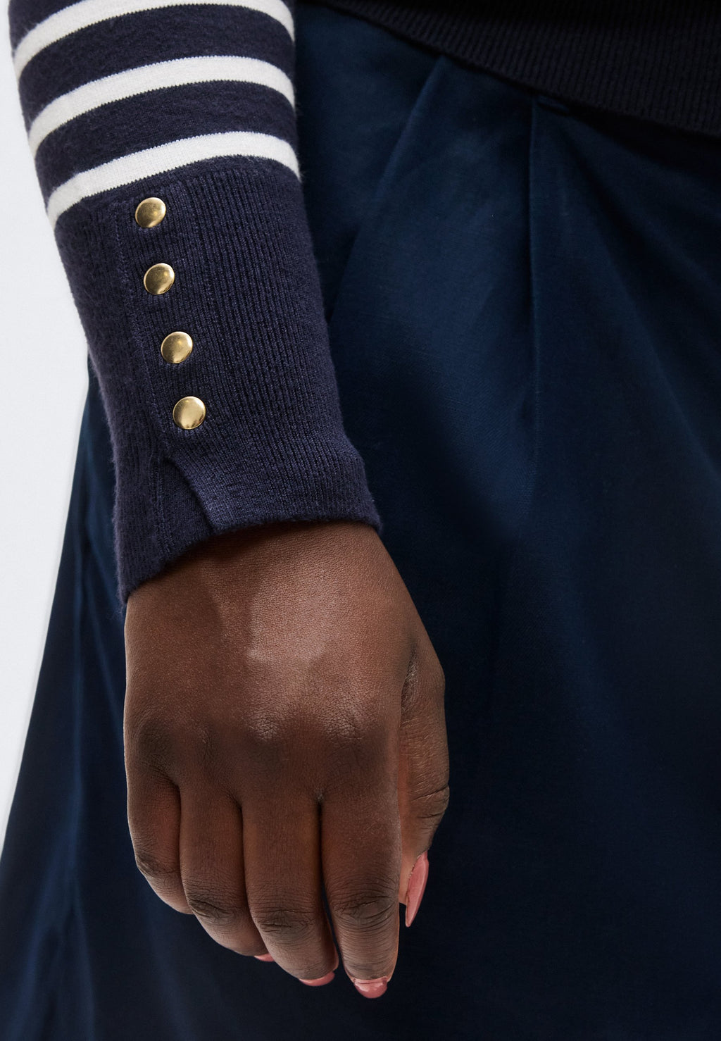 CARVIVIA LIFE BUTTON DETAIL O NECK Media 6