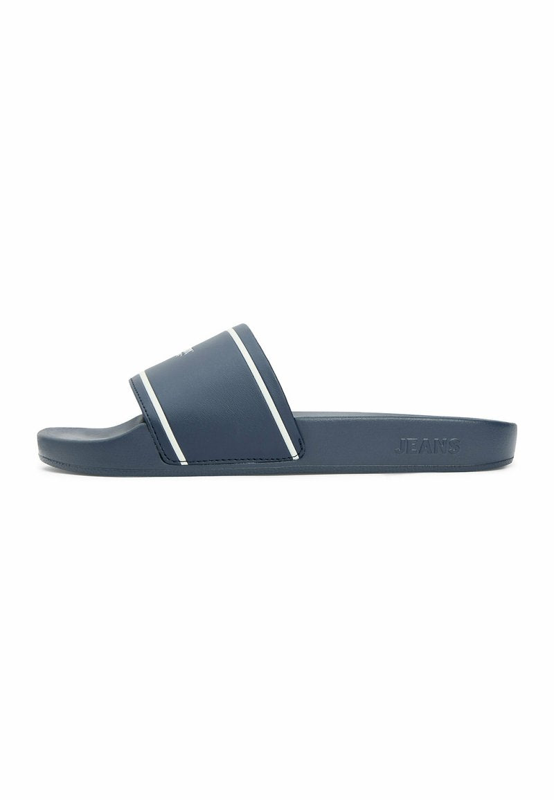 Marineblaue Pantoletten mit weißen Streifen am Riemen und "JEANS" auf der Seite der Sohle geprägt.
