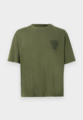 Olivgrünes Baumwoll-T-Shirt mit Rundhalsausschnitt, kurzen Ärmeln und einem kleinen grafischen Logo mit Lorbeerakzenten auf der Brust.