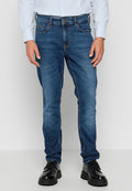 Dunkelblaue Jeans mit Slim-Fit, Five-Pocket-Design und kontrastierendem gelben Nähten. Kombiniert mit schwarzen Schuhen für einen Kontrast.