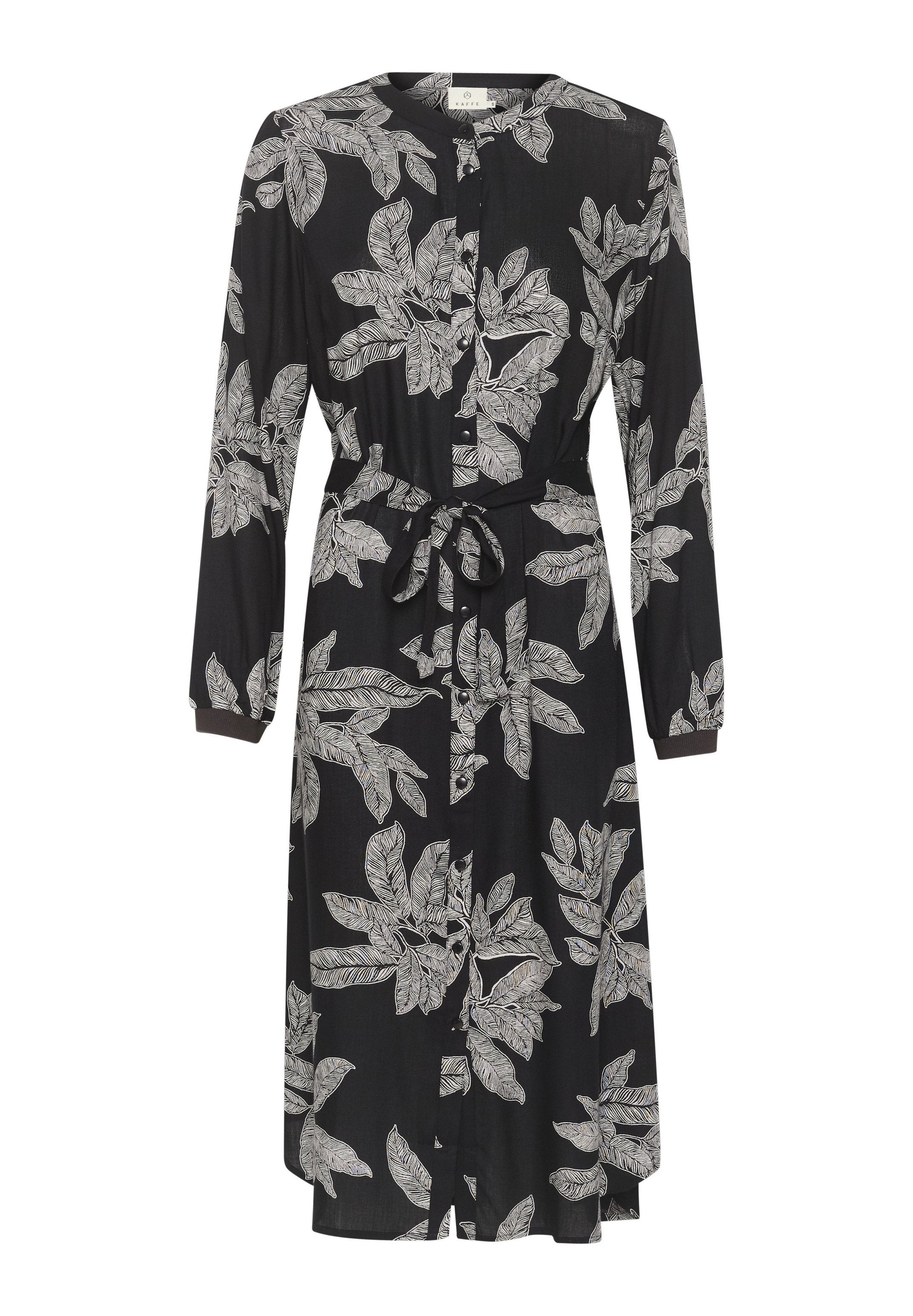 Schwarzes Kleid mit weißem Blättermuster, langen Ärmeln, Knopfverschluss und Taillengürtel. Der Stoff scheint leicht und mit einer glatten Textur versehen zu sein.