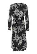 Schwarzes Kleid mit weißem Blättermuster, langen Ärmeln, Knopfverschluss und Taillengürtel. Der Stoff scheint leicht und mit einer glatten Textur versehen zu sein.