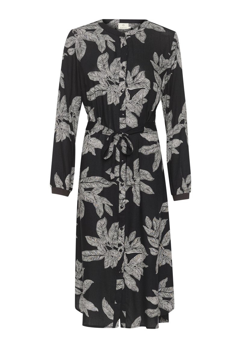 Schwarzes Kleid mit weißem Blättermuster, langen Ärmeln, Knopfverschluss und Taillengürtel. Der Stoff scheint leicht und mit einer glatten Textur versehen zu sein.