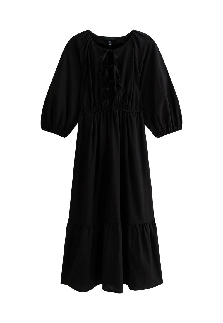 Schwarzes Kleid aus weichem Stoff, mit Rundhalsausschnitt, gepufften Ärmeln, Schnürdetails und einem gestuften Rockdesign.