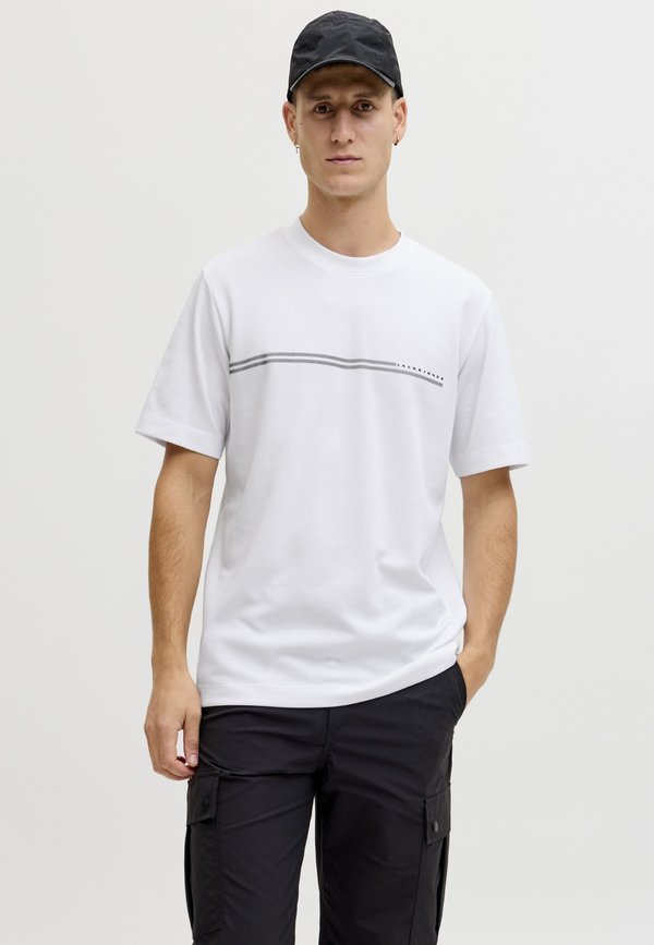 Jack & Jones JCOFUSION CHEST BRAND TEE SS CREW SN - Print T-shirt - bright white