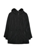 Schwarze isolierte Jacke mit Kapuze und Kunstfellbesatz, mit Reißverschlusstaschen an den Seiten und verstellbarem Kordelzug in der Taille. Weiche, glatte Textur.