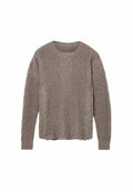 Hellbrauner Kabelstrickpullover mit Rundhals, langen Ärmeln und strukturierten Einsätzen mit ausgeprägten Mustern sowie gerippten Bündchen.