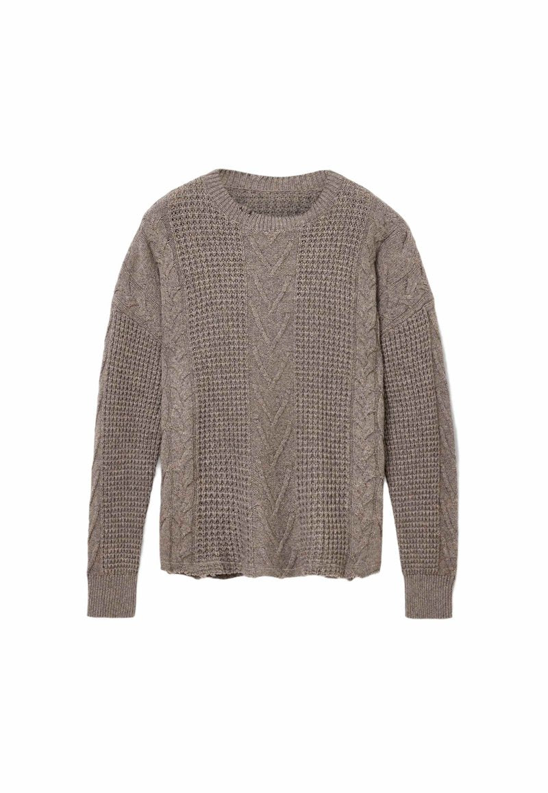 Hellbrauner Kabelstrickpullover mit Rundhals, langen Ärmeln und strukturierten Einsätzen mit ausgeprägten Mustern sowie gerippten Bündchen.