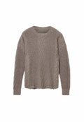 Hellbrauner Kabelstrickpullover mit Rundhals, langen Ärmeln und strukturierten Einsätzen mit ausgeprägten Mustern sowie gerippten Bündchen.