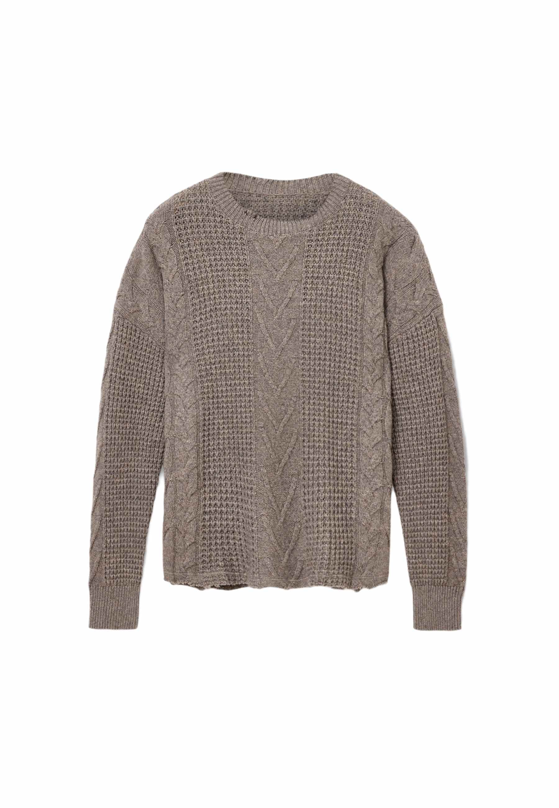 Hellbrauner Kabelstrickpullover mit Rundhals, langen Ärmeln und strukturierten Einsätzen mit ausgeprägten Mustern sowie gerippten Bündchen.